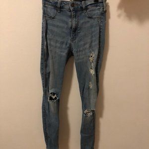 HOLLISTER MEDIUM WASH RIPPED SKINNY JEANS